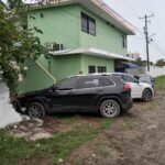 Conductor abandona lujosa camioneta tras provocar carambola en el ejido La Calzada