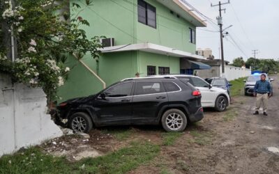Conductor abandona lujosa camioneta tras provocar carambola en el ejido La Calzada