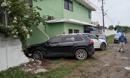 Conductor abandona lujosa camioneta tras provocar carambola en el ejido La Calzada