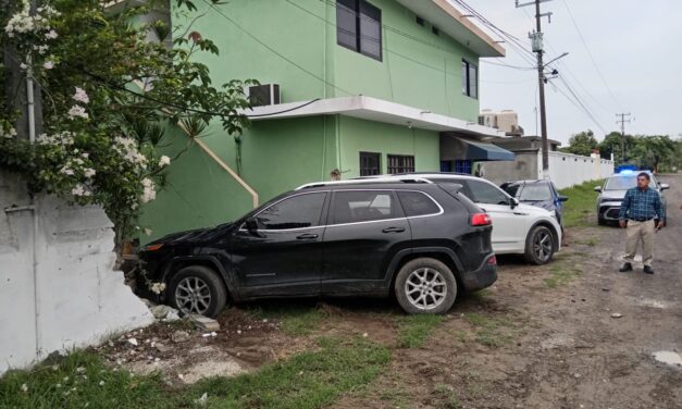 Conductor abandona lujosa camioneta tras provocar carambola en el ejido La Calzada