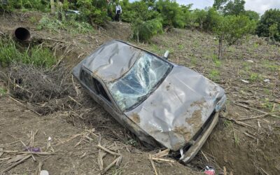 Hallan auto volcado y con rastros de sangre en carretera de Tuxpan; conductor habría huido herido