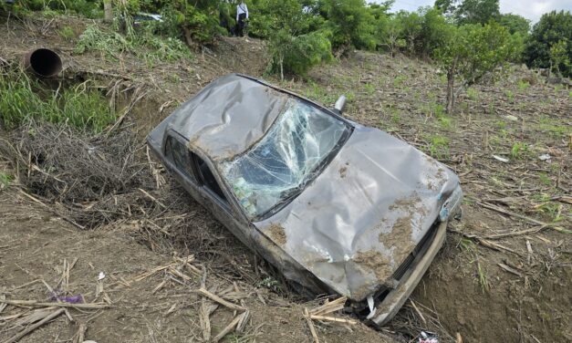 Hallan auto volcado y con rastros de sangre en carretera de Tuxpan; conductor habría huido herido