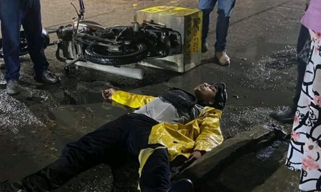 Motociclista repartidor es embestido por automóvil en la colonia Azteca