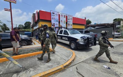 Marinos provocan choque con patrulla municipal en Tuxpan: intentaron evadir a Tránsito y amedrentar a la prensa