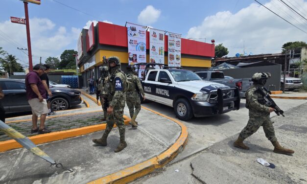Marinos provocan choque con patrulla municipal en Tuxpan: intentaron evadir a Tránsito y amedrentar a la prensa