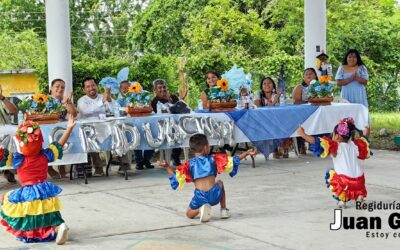 Juan Gómez García apadrina generación de preescolar y es invitado de honor