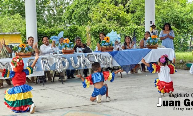 Juan Gómez García apadrina generación de preescolar y es invitado de honor