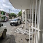 Pierde el control de su camioneta y se estrella contra portón en la colonia Rosa María