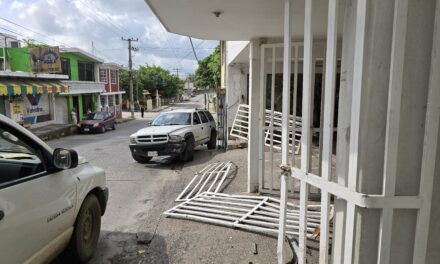 Pierde el control de su camioneta y se estrella contra portón en la colonia Rosa María