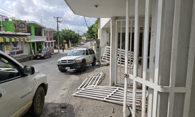 Pierde el control de su camioneta y se estrella contra portón en la colonia Rosa María