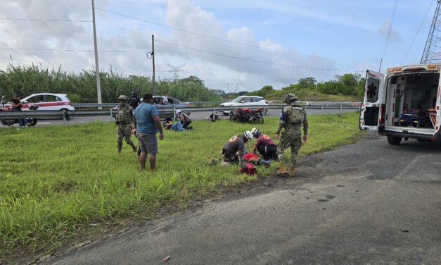 Pareja de Naranjos sufre accidente en motocicleta rumbo a Tuxpan; ambos fueron hospitalizados