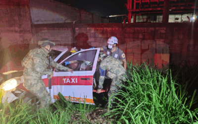Chocan de frente en la carretera Tuxpan–Cobos: un taxista herido y cuantiosos daños