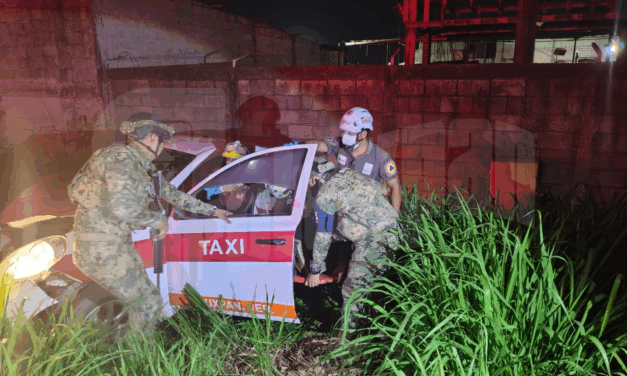 Chocan de frente en la carretera Tuxpan–Cobos: un taxista herido y cuantiosos daños