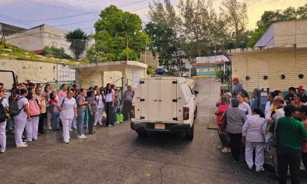 Sicario irrumpe en el Hospital IMSS “Emilio Alcázar” y asesina a teniente retirado de SEMAR