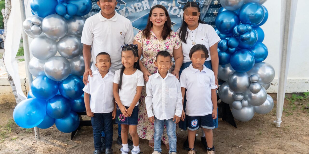 Maestra Anahí Aguilar López apadrina a generación 2025 en la Colonia Fidel Herrera Beltrán
