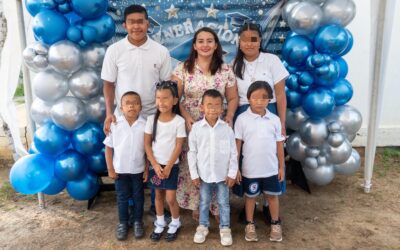 Maestra Anahí Aguilar López apadrina a generación 2025 en la Colonia Fidel Herrera Beltrán