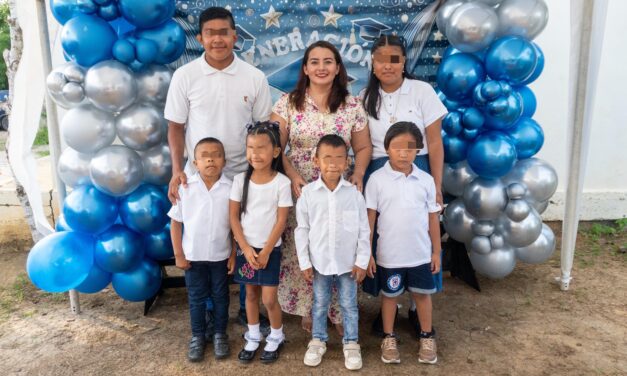 Maestra Anahí Aguilar López apadrina a generación 2025 en la Colonia Fidel Herrera Beltrán