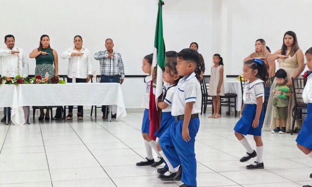¡Inicio de graduaciones y el regidor 5to uno de los más solicitados como padrino!