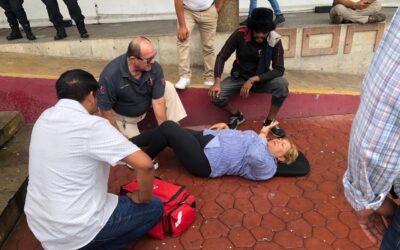 Autoridades alertan por riesgos al caminar o conducir en zonas encharcadas