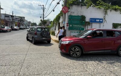 Choque por alcance en la colonia La Rivera deja solo daños materiales