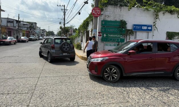 Choque por alcance en la colonia La Rivera deja solo daños materiales