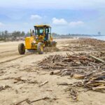 Gobierno de Tuxpan lleva a cabo la limpieza de Playa Barra Norte, que se encontraba llena de palizada