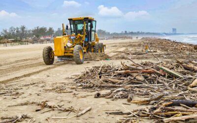 Gobierno de Tuxpan lleva a cabo la limpieza de Playa Barra Norte, que se encontraba llena de palizada