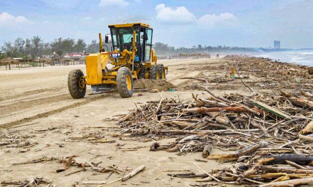 Gobierno de Tuxpan lleva a cabo la limpieza de Playa Barra Norte, que se encontraba llena de palizada