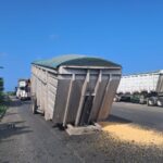 Se desengancha remolque de tráiler en el libramiento portuario de Tuxpan; provoca daños en el puente de Tumilco