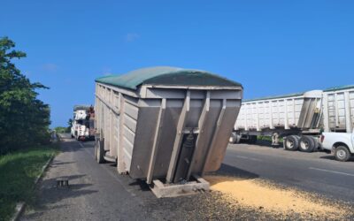 Se desengancha remolque de tráiler en el libramiento portuario de Tuxpan; provoca daños en el puente de Tumilco