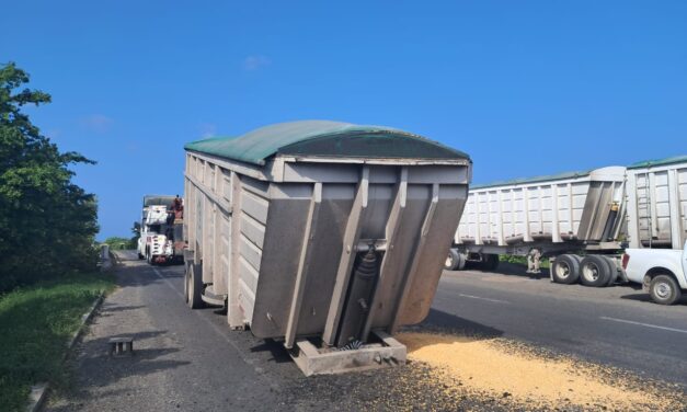 Se desengancha remolque de tráiler en el libramiento portuario de Tuxpan; provoca daños en el puente de Tumilco