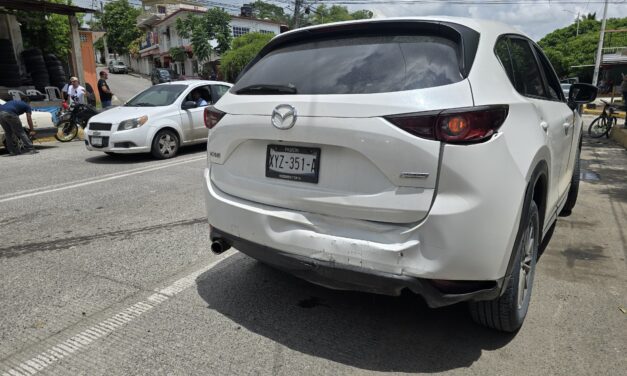Accidente por alcance en la colonia El Esfuerzo deja dos personas lesionadas, entre ellas una menor de edad