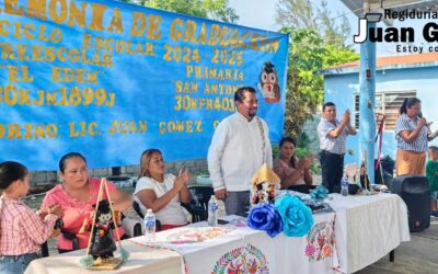 Juan Gómez García, regidor quinto de Tuxpan, apadrina a egresados de nivel preescolar y primaria