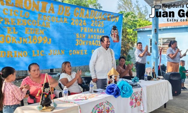 Juan Gómez García, regidor quinto de Tuxpan, apadrina a egresados de nivel preescolar y primaria