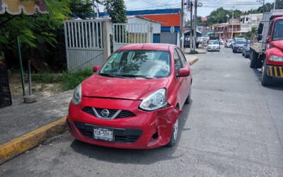 Choque vehicular en la colonia El Esfuerzo deja solo daños materiales