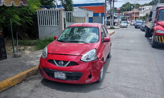 Choque vehicular en la colonia El Esfuerzo deja solo daños materiales