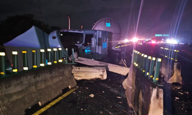 Se estrella tráiler contra muro y provoca carambola en la autopista México–Tuxpan; no hay heridos