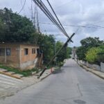 Camión derriba postes de Telmex y daña propiedad privada en la colonia Rafael Hernández Ochoa