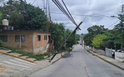 Camión derriba postes de Telmex y daña propiedad privada en la colonia Rafael Hernández Ochoa
