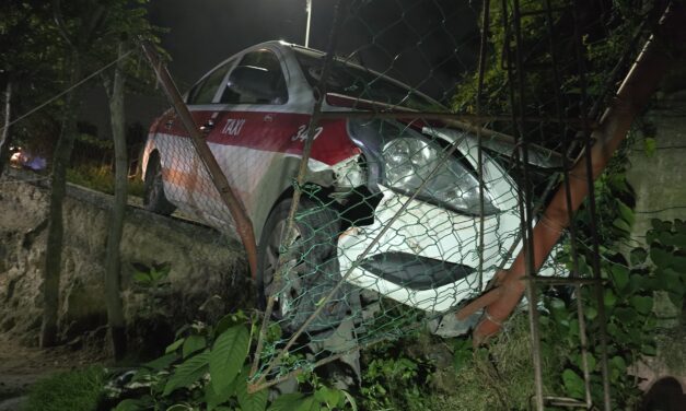 Taxi se desliza sin conductor y choca contra cerco en la colonia 6 de Enero