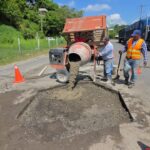 Inician trabajos de bacheo en carretera a Tampico por instrucción del alcalde Jesús Fomperoza