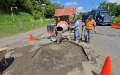 Inician trabajos de bacheo en carretera a Tampico por instrucción del alcalde Jesús Fomperoza