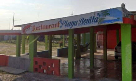 Alertan por abusos en renta de palapas en la playa: piden a turistas exigir recibo y denunciar extorsiones