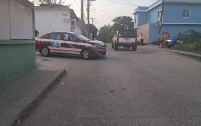 Choca camioneta contra taxi en la colonia Fausto Vega; no hubo lesionados