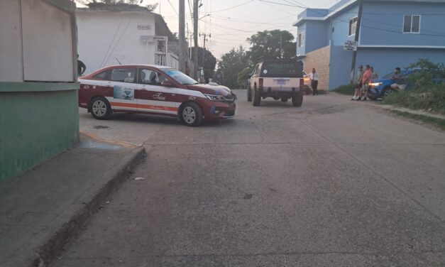 Choca camioneta contra taxi en la colonia Fausto Vega; no hubo lesionados