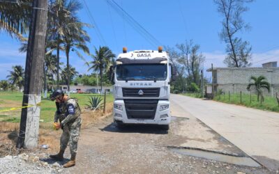 Camión derriba cableado de CFE al intentar retorno en entrada a Playa Mis Amores