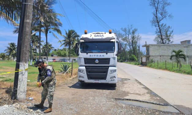 Camión derriba cableado de CFE al intentar retorno en entrada a Playa Mis Amores