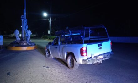 Camioneta se incrusta en el Monumento del Ancla; daños al patrimonio público de Tuxpan