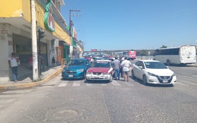 Taxista choca, huye y provoca nuevo accidente en el centro