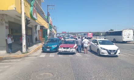 Taxista choca, huye y provoca nuevo accidente en el centro